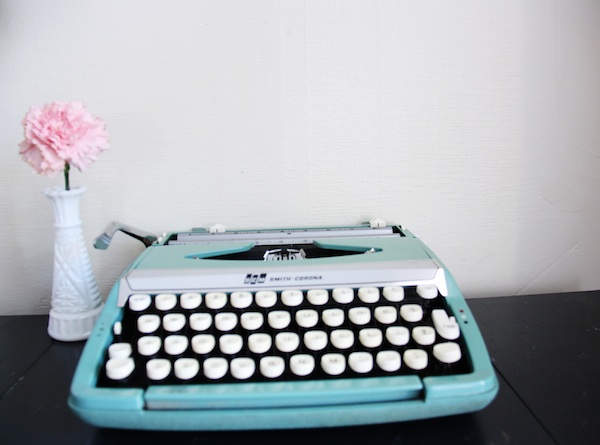 Blue vintage typewriter | redleafstyle.com