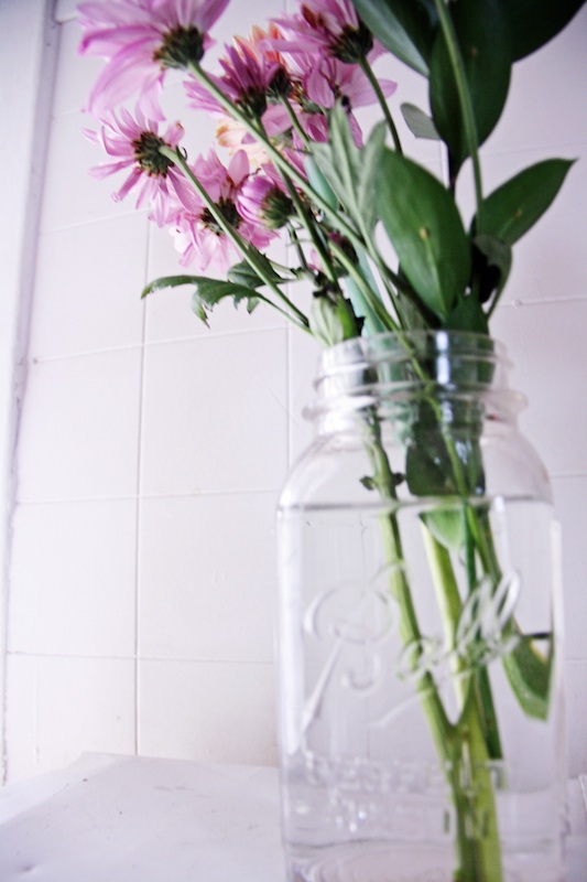 Mason Jar Flowers | redleafstyle.com