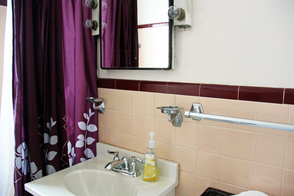 Bathroom sink and peach tile backsplash | redleafstyle.com