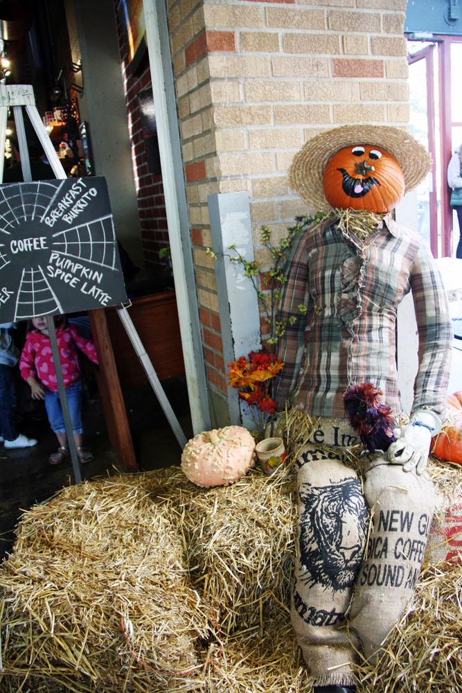 How to Make a Halloween Scarecrow | redleafstyle.com